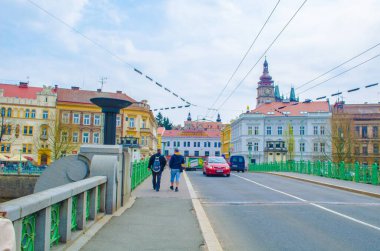 HRADEC KRALOVE, CZECH REUBLIC, 30 NİSAN 2015: İnsanlar şehrin tarihi merkezine ulaşmak için Hradec kralove 'daki Tyrsuv köprüsünden geçiyorlar.