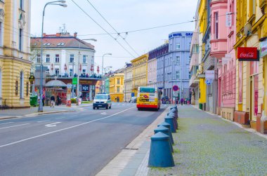 HRADEC KRALOVE, CZECH REPUBLIC, 30 Nisan 2015: Czech City hradec kralove 'un merkezi farklı mimari tarzlara sahip tarihi binalarla doludur. Eski binaların bu küçük alanı her yıl binlerce turisti çekiyor..