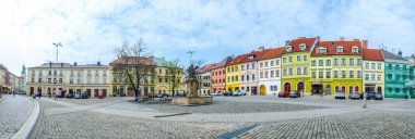 HRADEC KRALOVE, CZECH REPUBLIC, 30 Nisan 2015: Czech şehri hradec kralove 'da sözde küçük kare (erkek ismi) üzerine görüş