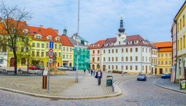 HRADEC KRALOVE, CZECH REPUBLIC, 30 Nisan 2015: Czech şehri hradec kralove 'da sözde küçük kare (erkek ismi) üzerine görüş