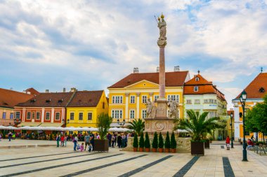 GYOR, HUNGARY 20 Mayıs 2016: Macaristan 'ın Gyor kentindeki Szechenyi Meydanı' nda insanlar yürüyor