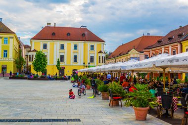 GYOR, HUNGARY 20 Mayıs 2016: Macaristan 'ın Gyor kentindeki Szechenyi Meydanı' nda insanlar yürüyor