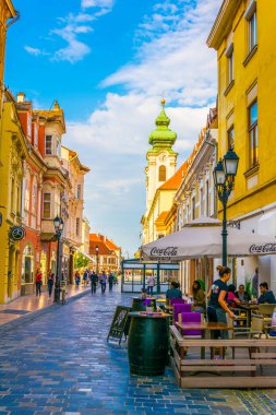 GYOR, HUNGARY 20 Mayıs 2016: Macaristan 'ın eski kentinde insanlar dar bir sokakta yürüyorlar.