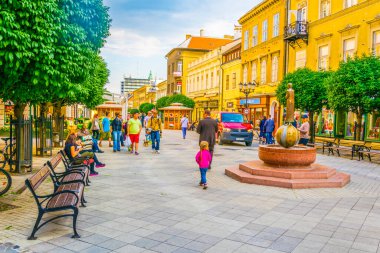 GYOR, HUNGARY 20 Mayıs 2016: Macaristan 'ın eski kentinde insanlar dar bir sokakta yürüyorlar.