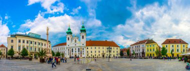GYOR, HUNGARY 20 Mayıs 2016: Macaristan 'ın Gyor kentinde Benedictine Loyolai Szent Ignac Kilisesi ile Szechenyi Meydanı Panoraması