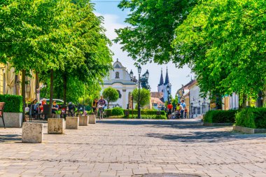 VAC, HUNGARY 21 Mayıs 2016: Macaristan 'ın Boşaltma kentinde Marcius 15 meydanında insanlar yürüyor.