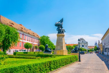 VAC, HUNGARY 21 Mayıs 2016: Macaristan 'ın Boşaltma kentinde Marcius 15 meydanında insanlar yürüyor.