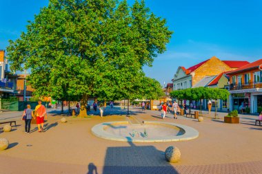 STUROVO, SLOVAKIA, 21 Mayıs 2016: Slovakya 'nın Sturovo kentinin ana meydanında insanlar geziniyor.