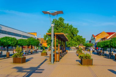 STUROVO, SLOVAKIA, 21 Mayıs 2016: Slovakya 'nın Sturovo kentinin ana meydanında insanlar geziniyor.