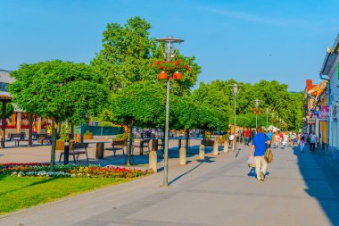STUROVO, SLOVAKIA, 21 Mayıs 2016: Slovakya 'nın Sturovo kentinin ana meydanında insanlar geziniyor.