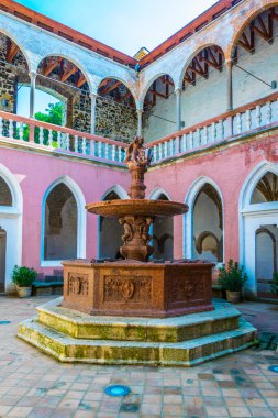 VISEGRAD, HUNGARY 22 Mayıs 2016: Macaristan 'ın Visegrad kentindeki kraliyet sarayının iç sarayındaki bir çeşmenin manzarası