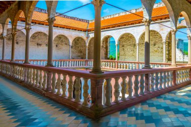 VISEGRAD, HUNGARY 22 Mayıs 2016: Macaristan 'ın Visegrad kentindeki kraliyet sarayının balkonunun manzarası