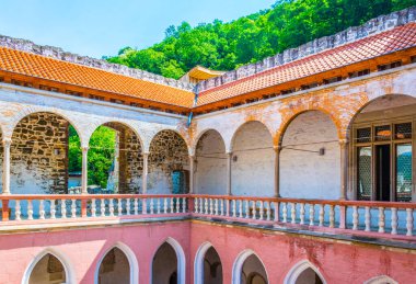 VISEGRAD, HUNGARY 22 Mayıs 2016: Macaristan 'ın Visegrad kentindeki kraliyet sarayının balkonunun manzarası