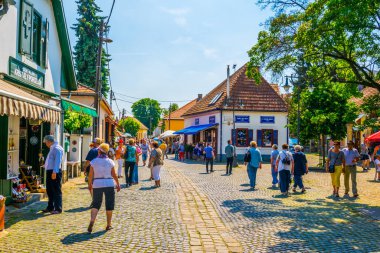 SZENTENDRE, HUNGARY 22 Mayıs 2016: Macaristan 'ın Szentendre kasabasında insanlar vızıldayan bir sokakta yürüyor