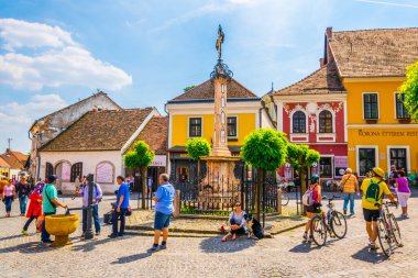 SZENTENDRE, HUNGARY 22 Mayıs 2016: Macaristan 'ın Szentendre kasabasında insanlar ana meydanda yürüyorlar