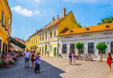 SZENTENDRE, HUNGARY 22 Mayıs 2016: Macaristan 'ın Szentendre kasabasında insanlar ana meydanda yürüyorlar