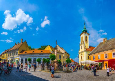 SZENTENDRE, HUNGARY 22 Mayıs 2016: Macaristan 'ın Szentendre kasabasında insanlar ana meydanda yürüyorlar