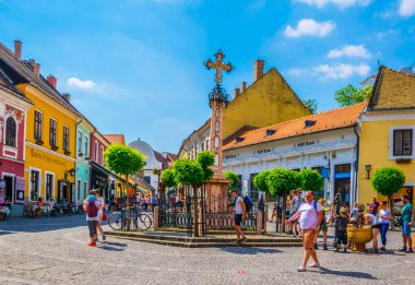 SZENTENDRE, HUNGARY 22 Mayıs 2016: Macaristan 'ın Szentendre kasabasında insanlar ana meydanda yürüyorlar
