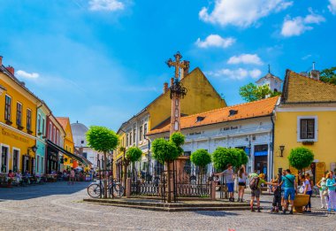SZENTENDRE, HUNGARY 22 Mayıs 2016: Macaristan 'ın Szentendre kasabasında insanlar ana meydanda yürüyorlar