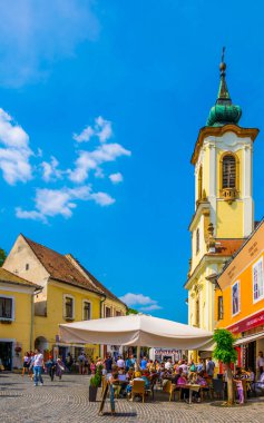 SZENTENDRE, HUNGARY 22 Mayıs 2016: Szententendre 'deki Blagovestenska Sırp Ortodoks Kilisesi önünde insanlar yürüyor