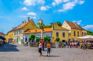 SZENTENDRE, HUNGARY 22 Mayıs 2016: Macaristan 'ın Szentendre kasabasında insanlar ana meydanda yürüyorlar