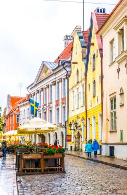 TALLIN, ESTONIA, 16 AĞUSTOS 2016: Eski Estonya 'nın Tallin kentindeki renkli bir caddede insanlar yürüyor.