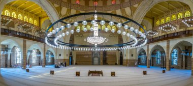 MANAMA, BAHRAIN, 23 Ekim 2016: Bahreyn 'in başkenti Manama' daki El Fetih Büyük Camii 'nin İçi.