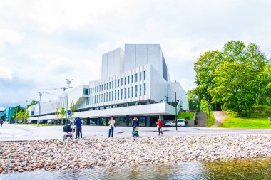 HELSINKI, FINLAND, 17 AĞUSTOS 2016: Finlandiya Konser Salonu 'nun önünde yürüyen insanlar Helsinki, Finlandiya' da Alvar Aalto