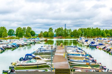 HELSINKI, FINLAND, 17 AĞUSTOS 2016: Helsinki, Finlandiya yakınlarındaki bir körfezde demirleyen teknelerin manzarası.
