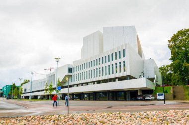 HELSINKI, FINLAND, 17 AĞUSTOS 2016: Finlandiya Konser Salonu 'nun önünde yürüyen insanlar Helsinki, Finlandiya' da Alvar Aalto