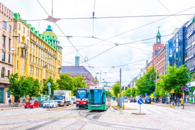 HELSINKI, FINLAND, AĞUSTOS 17, 2016: Finiş başkenti Helsinki 'nin merkezine giden Kaivokatu caddesinde trafik..