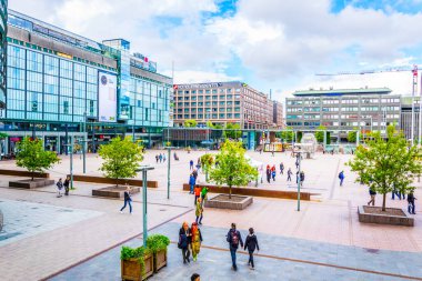 HELSINKI, FINLAND, 17 AĞUSTOS 2016: Finlandiya 'nın orta Helsinki kentindeki Narinkkatori Meydanı' nda insanlar geziniyor.