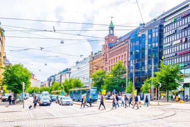 HELSINKI, FINLAND, AĞUSTOS 17, 2016: Finiş başkenti Helsinki 'nin merkezine giden Kaivokatu caddesinde trafik..