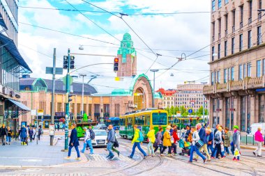 HELSINKI, FINLAND, 17 AĞUSTOS 2016: Helsinki ana tren istasyonu önündeki trafik.