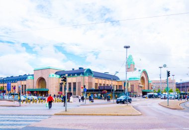 HELSINKI, FINLAND, 17 AĞUSTOS 2016: Helsinki ana tren istasyonu önündeki trafik.