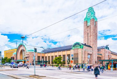 HELSINKI, FINLAND, 17 AĞUSTOS 2016: Helsinki ana tren istasyonu önündeki trafik.