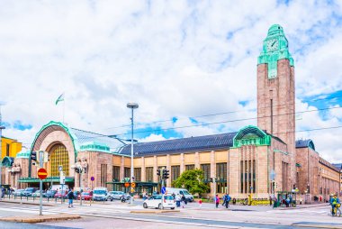 HELSINKI, FINLAND, 17 AĞUSTOS 2016: Helsinki ana tren istasyonu önündeki trafik.