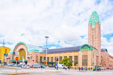 HELSINKI, FINLAND, 17 AĞUSTOS 2016: Helsinki ana tren istasyonu önündeki trafik.