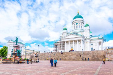HELSINKI, FINLAND, 17 AĞUSTOS 2016: Finlandiya 'daki Helsinki katedralinin yanından insanlar geçiyor.