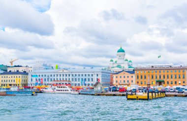 Helsinki, FINLAND, 17 AĞUSTOS 2016: Arka planda Helsinki katedrali bulunan Helsinki limanının manzarası, Finlandiya.