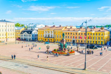 HELSINKI, FINLAND, 17 AĞUSTOS 2016: Helsinki Katedrali önündeki Senato Meydanı, Finlandiya.
