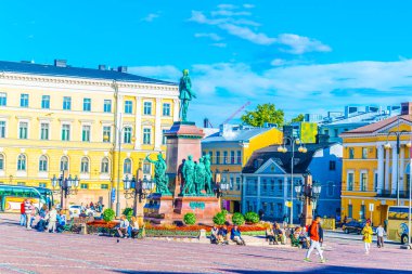HELSINKI, FINLAND, 17 AĞUSTOS 2016: Finlandiya 'nın Helsinki kentindeki Senaatintori Senato Meydanı' nda II. Alexander 'ın Heykeli
