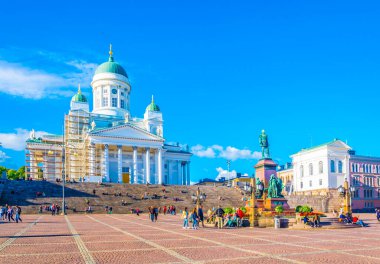 HELSINKI, FINLAND, 17 AĞUSTOS 2016: Finlandiya 'daki Helsinki katedralinin yanından insanlar geçiyor.