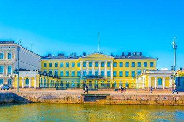 HELSINKI, FINLAND, 17 AĞUSTOS 2016: Helsinki, Finlandiya 'daki cumhurbaşkanlığı sarayının önünde insanlar yürüyor