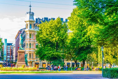 Helsinki, Finlandiya 'daki Esplanadi Park Bulvarı' nda Finlandiya 'nın ulusal şairi JL Runeberg' in heykeli..