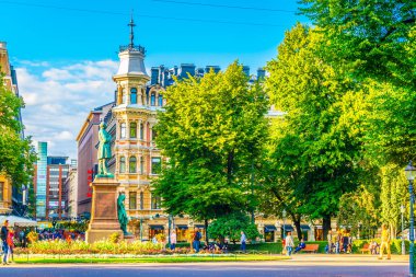 Helsinki, Finlandiya 'daki Esplanadi Park Bulvarı' nda Finlandiya 'nın ulusal şairi JL Runeberg' in heykeli..