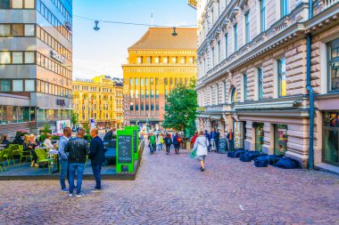 HELSINKI, FINLAND, 17 AĞUSTOS 2016: Insanlar Helsinki, Finlandiya 'nın merkezinde bir caddede geziniyorlar.