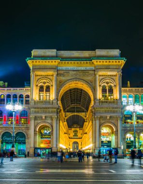 MILANO, İtalya, 13 Mart 2016: Milano 'daki dünyanın en eski alışveriş galerilerinden biri olan Vittorio Emanuele II galerisi