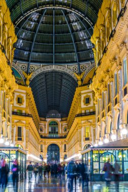 MILANO, İtalya, 13 Mart 2016: Milano 'daki dünyanın en eski alışveriş galerilerinden biri olan Vittorio Emanuele II galerisi