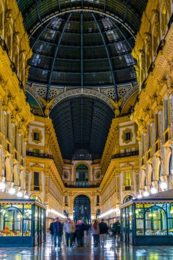 MILANO, İtalya, 13 Mart 2016: Milano 'daki dünyanın en eski alışveriş galerilerinden biri olan Vittorio Emanuele II galerisi
